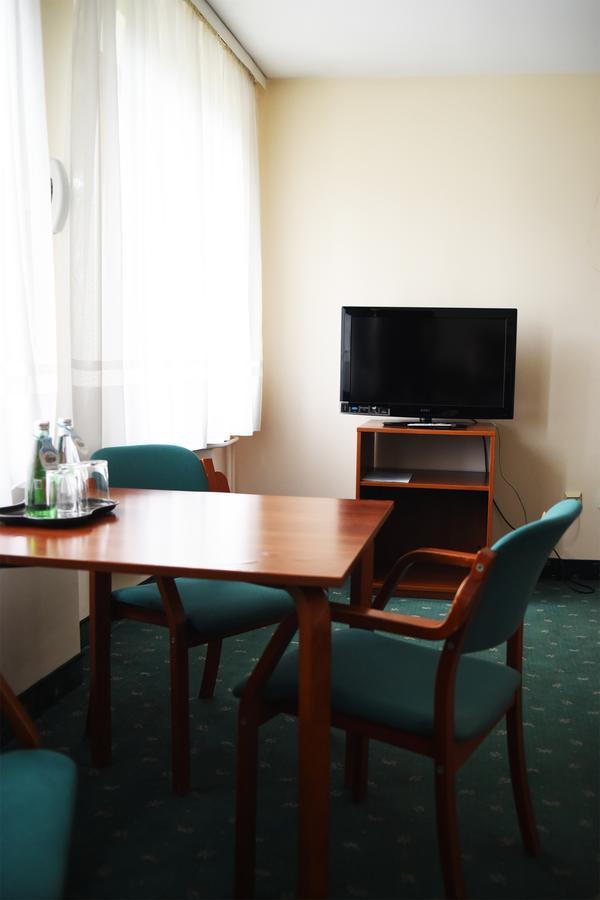 Parkhotel Economic Wielka Wies  Eksteriør billede